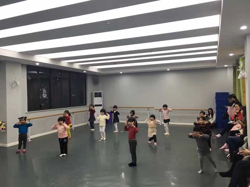 天津舞光十色藝培中心舞蹈室草莓视频APP色版