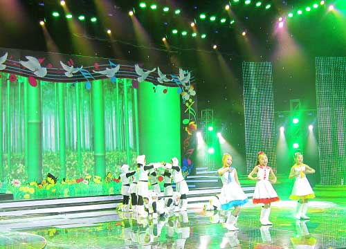北京2013年央視少兒春晚舞台草莓视频APP色版 北京2013年央視少兒春晚舞台草莓视频APP色版