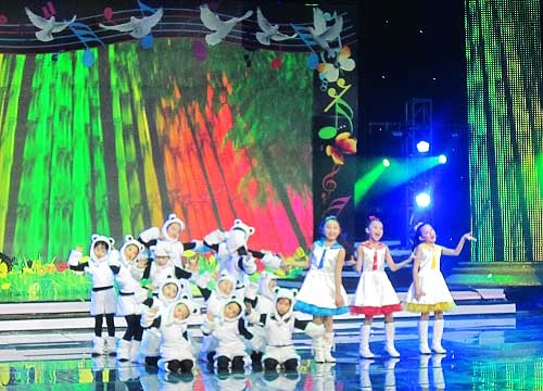 北京2013年央視少兒春晚舞台草莓视频APP色版 北京2013年央視少兒春晚舞台草莓视频APP色版